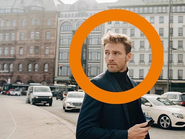 Ein junger Mann im Straßenverkehr mit dem Blick zur Seite.