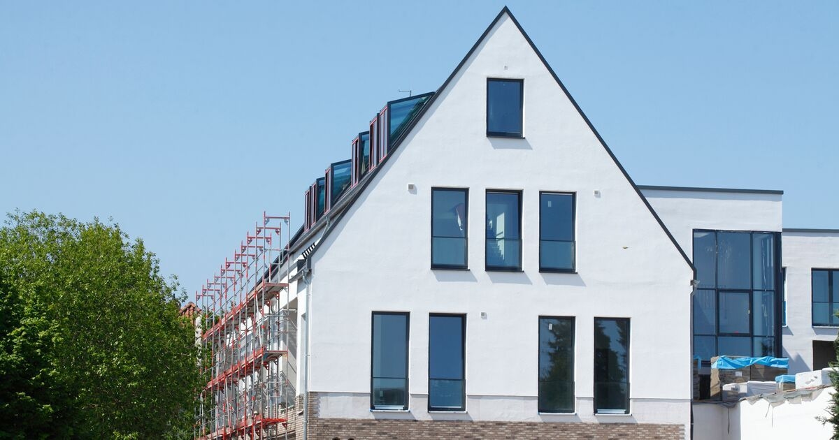 An einem Neubau ist ein Baugerüst aufgebaut.