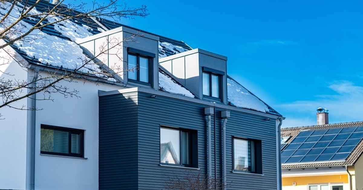 Zu sehen ist ein modernes Einfamilienhaus.