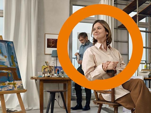 Eine Frau sitzt mit ihrem Mann in ihrem Attelier.