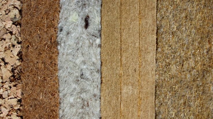 Es sind verschiedene Dämmmaterialien aufgereiht, beispielsweise Kork im Querschnitt.