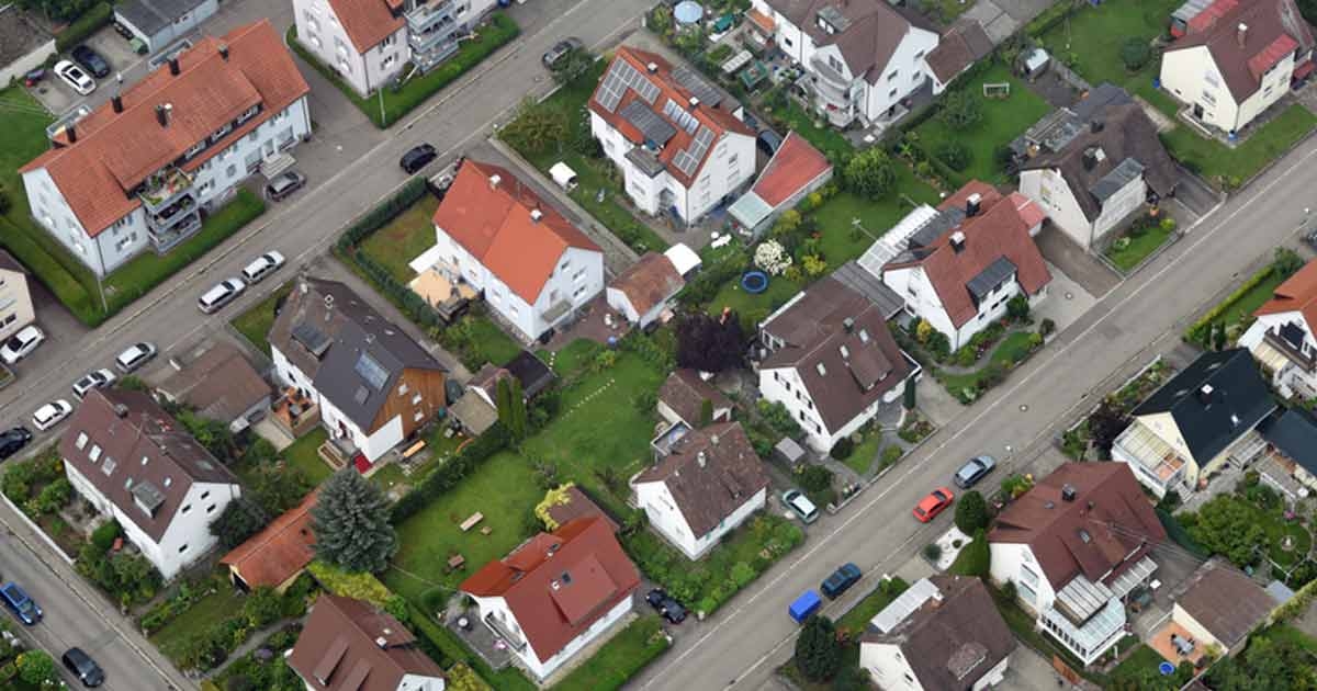 Zu sehen sind viele aufgereihte Häuser aus der Vogelperspektive.