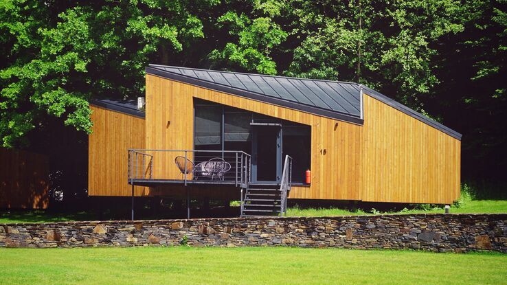 Zu sehen ist ein kleines Holzhaus in einem speziellen Baustil.