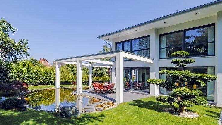 Ein Garten vor einem modernen Haus, welcher in Richtung Süd-West geht.