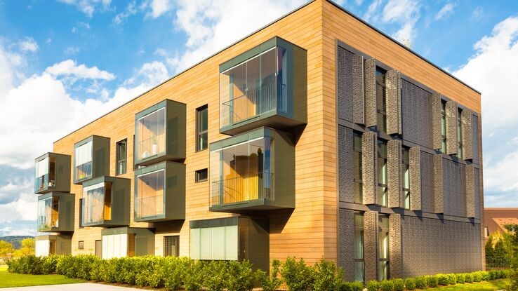 Abgebildet ist ein schöner Neubau mit nachhaltig gebauten Wohnungen.