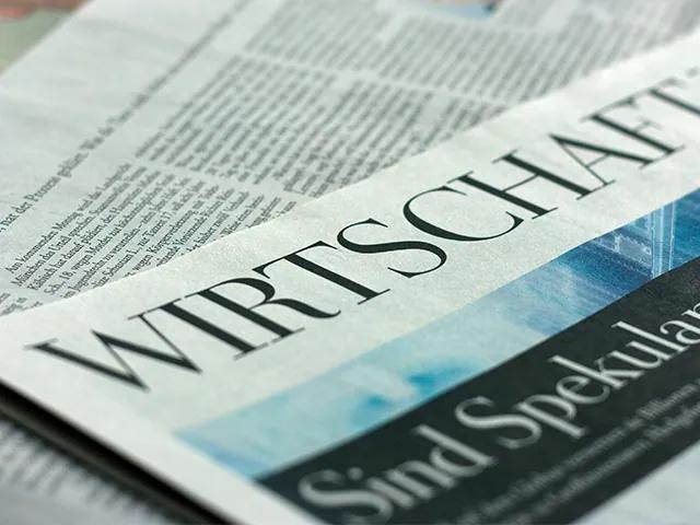 Zeitung mit der Überschrift Wirtschaft.