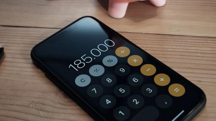 Man sieht ein Smartphone, auf welchem der Taschenrechner geöffnet ist.