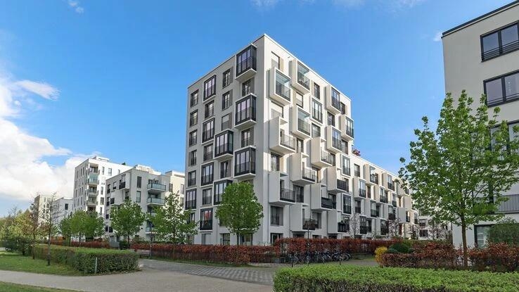 Moderne Wohnimmobilien in einem neu errichteten Wohnquartier.