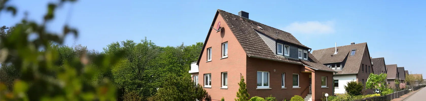 Ein Haus welches symbolisch für den Immobilienverkauf oder das Vererben steht.