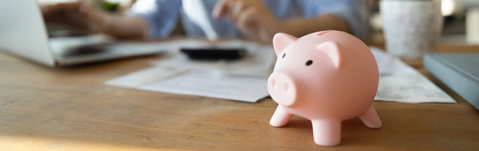 Ein Sparschwein symbolisiert die Machbarkeit des eigenen Immobilientraums.