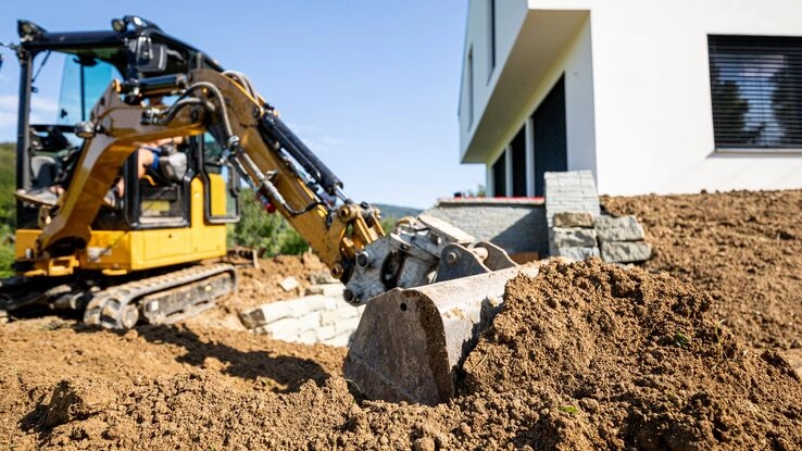 Eine Baustelle mit Bagger.