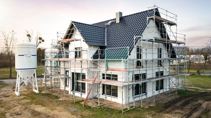 Ein Massivhaus wird gebaut.