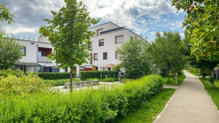 Die Umgebung einer Eigentumswohnung: Eine grüne Anlage.