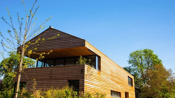 Ein Haus mit einer Holzverkleidung.