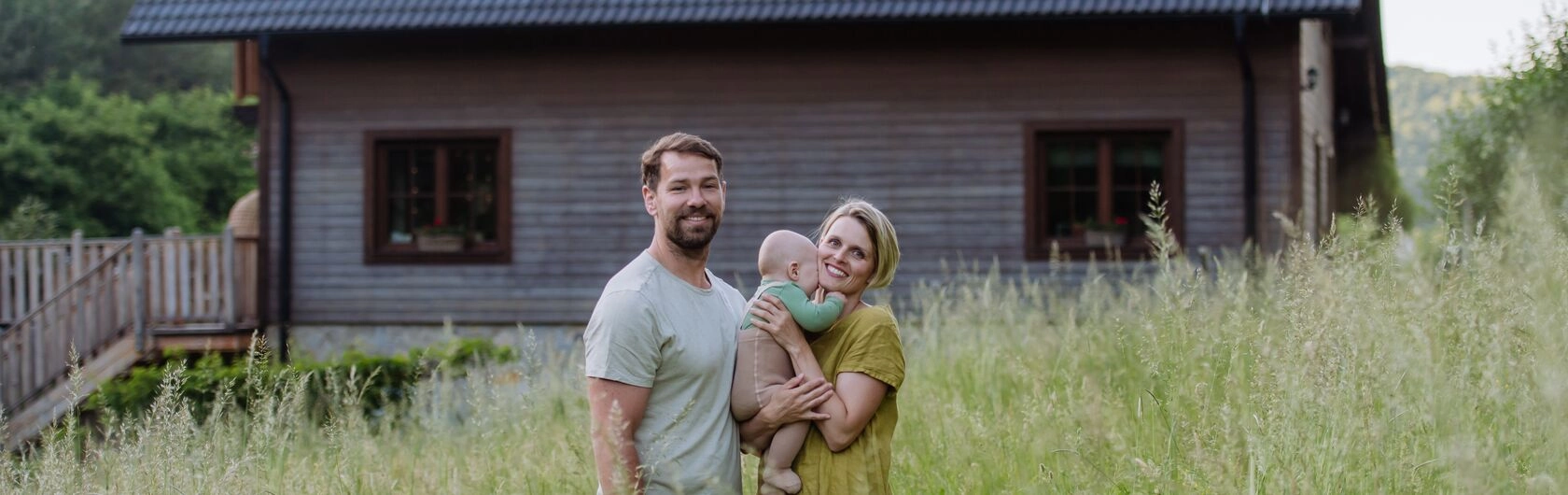 Eine glückliche Familie vor Ihrem Recycling-Haus.