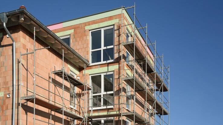 Eine Haus wird gebaut bei dem sich Ziegelsteine wunderbar für Recycling-Häuser wiederverwenden lassen.