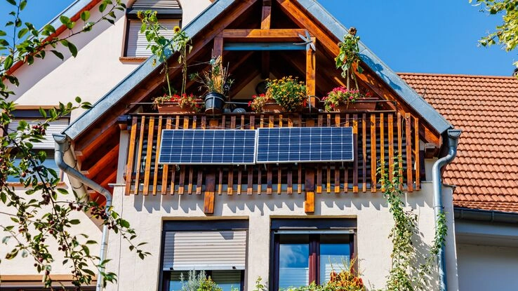  Eine Solarbatterie an der Balkonwand eines alten Hauses.
