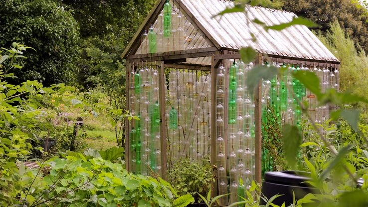 Ein Gewächshaus aus PET-Flaschen ist eine Möglichkeit für Upcycling im Garten.