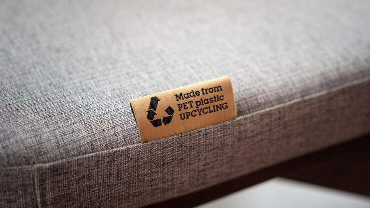 Eine Kennzeichnung für Stoffe aus alten Plastikflaschen hilft bei der Kaufentscheidung