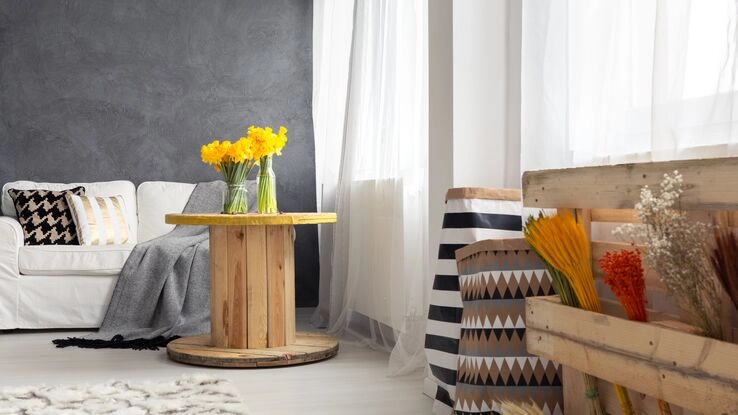 Eine Wohnung mit nachhaltigen und upcycling Möbeln.