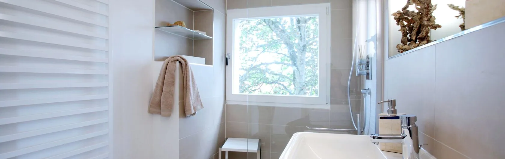 Ein modernes Badezimmer mit barrierefreiem Zugang zur Dusche.