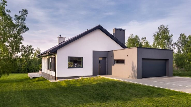 Ein freistehendes Haus mit Garten und Garage.