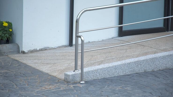 Eine Rampe erspart das Treppengehen und ermöglicht auch Rollstuhlfahrern den Zugang zur Haustüre.