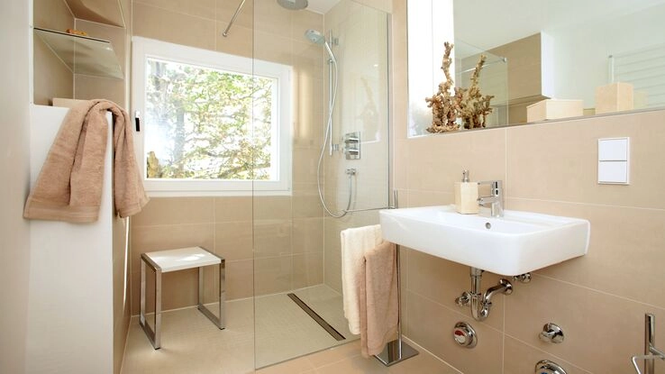 Ein lichtdurchflutetes Badezimmer mit einer modernen Walk-in-Dusche aus Glas