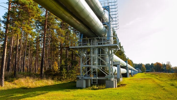Fernwärme die von lokalen Energieträgern über Rohre zur Immobilie geleitet wird.