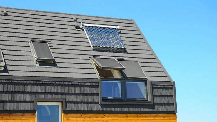 Eine Solarthermie auf dem Hausdach als eine umweltfreundliche Energiequelle.