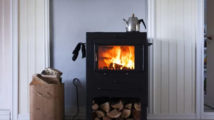 Ein moderner Kamin mit schönem Feuer zum wärmen.