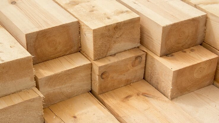 Holz als beliebtes Material für Küchenmodernisierungen.