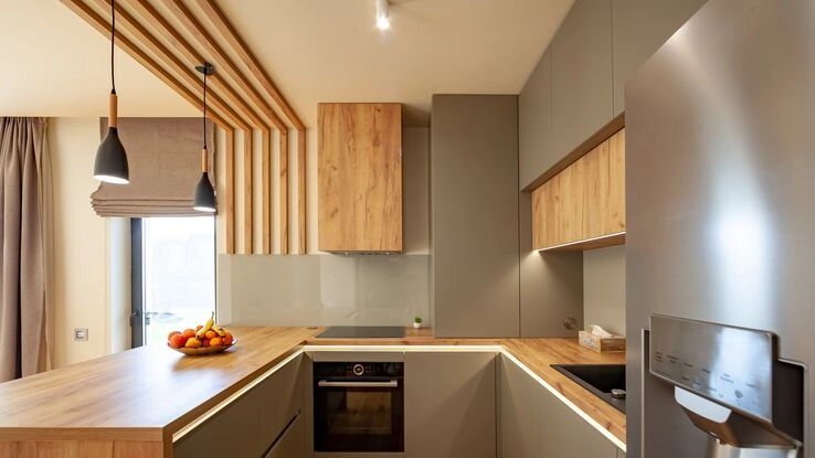 Eine moderne Küche mit Holz und Belichtung.