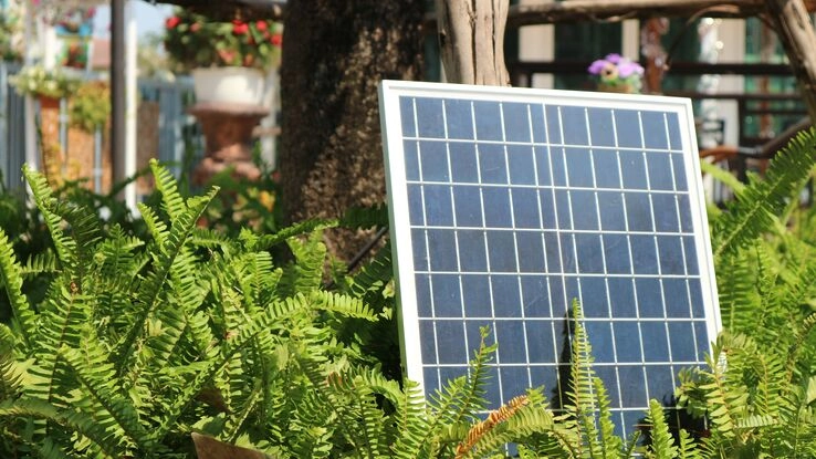 Eine kleine Solaranlage im Garten.