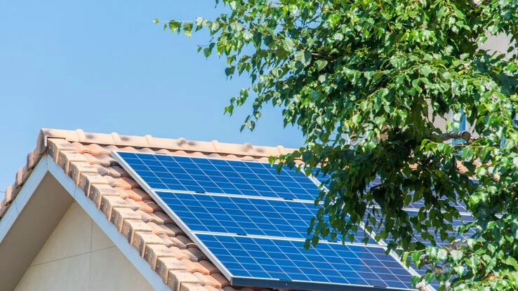 Ein Solaranlage auf einem hellen Dach.
