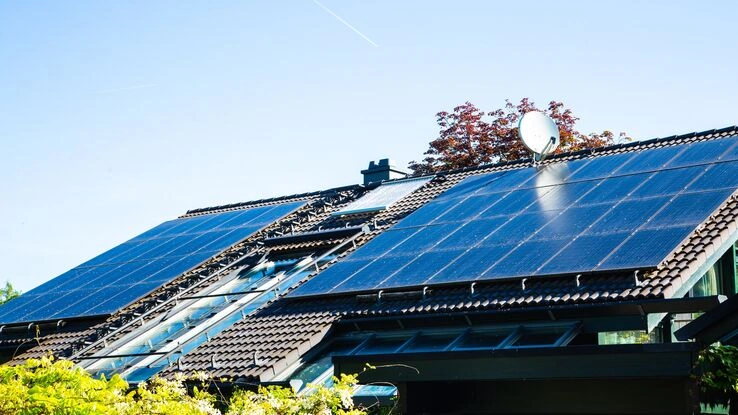 Ein Dach mit einer Solaranlagen, welche die Umwelt schützt,und die Stromkosten senkt und man ist unabhängiger von Energieversogern.