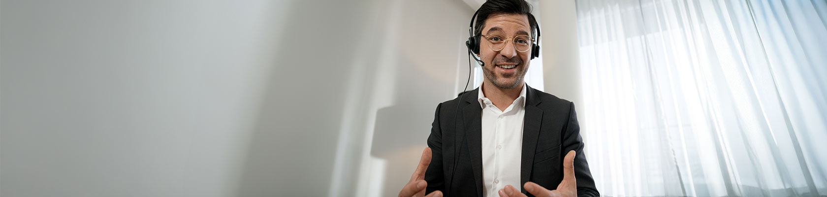 Ein Finanzberater erklärt die Baufinanzierung.