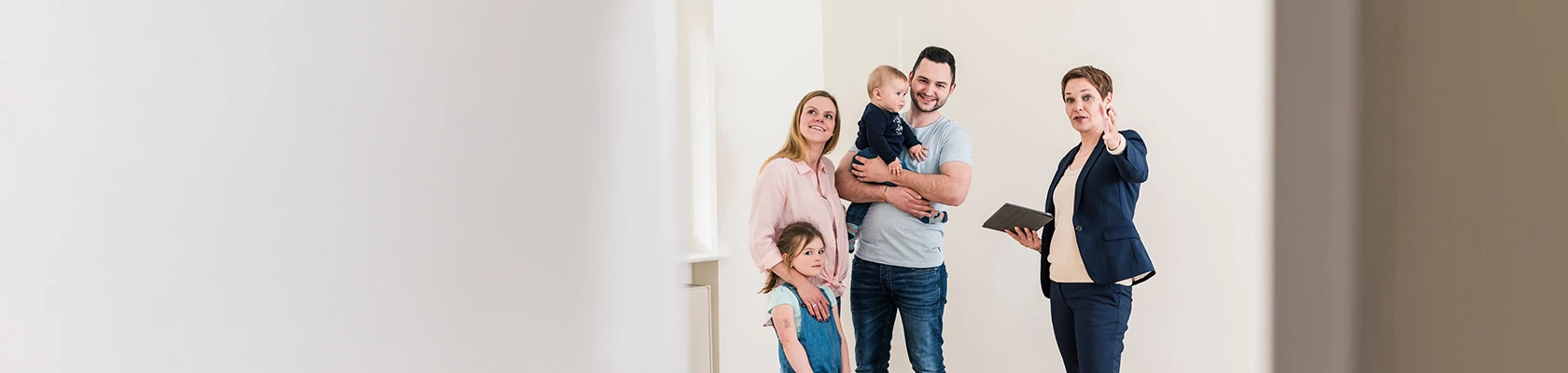 Eine Maklerin hilft einer Familie bei der Immobiliensuche.