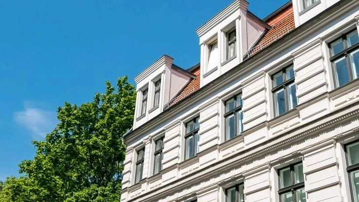 Ein Wohnhaus mit einer schönen Fassade.