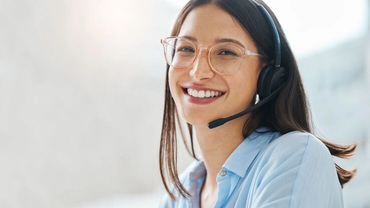 Eine Frau berät telefonisch zur Baufinanzierung.