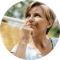 Eine Frau überlegt was besser ist: Mieten oder Kaufen?