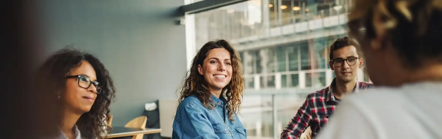 Personen im Gespräch: Sie diskutieren über ein Kombi-Darlehen.