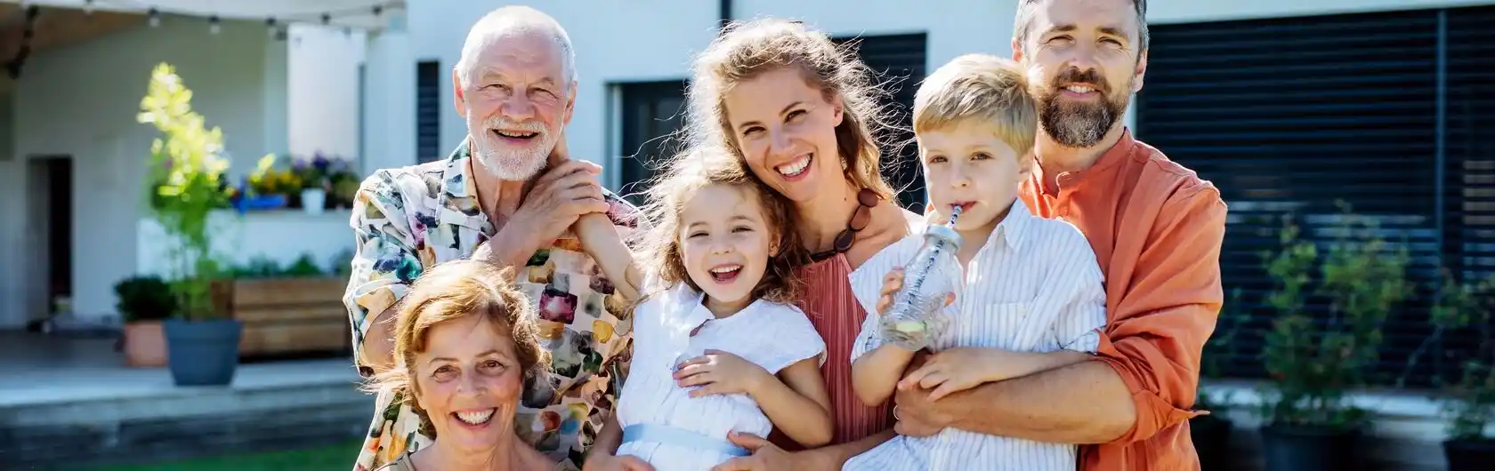 Was ist das richtige Alter für den Hauskauf? Eine Familie mit Großeltern symbolisiert dies.