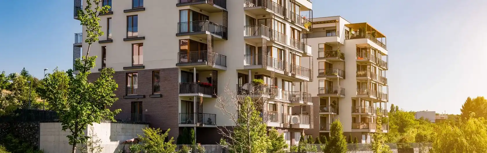 Ein modernes Mehrfamilienhaus mit großen Balkonen entspricht der BNB- Zertifizierung