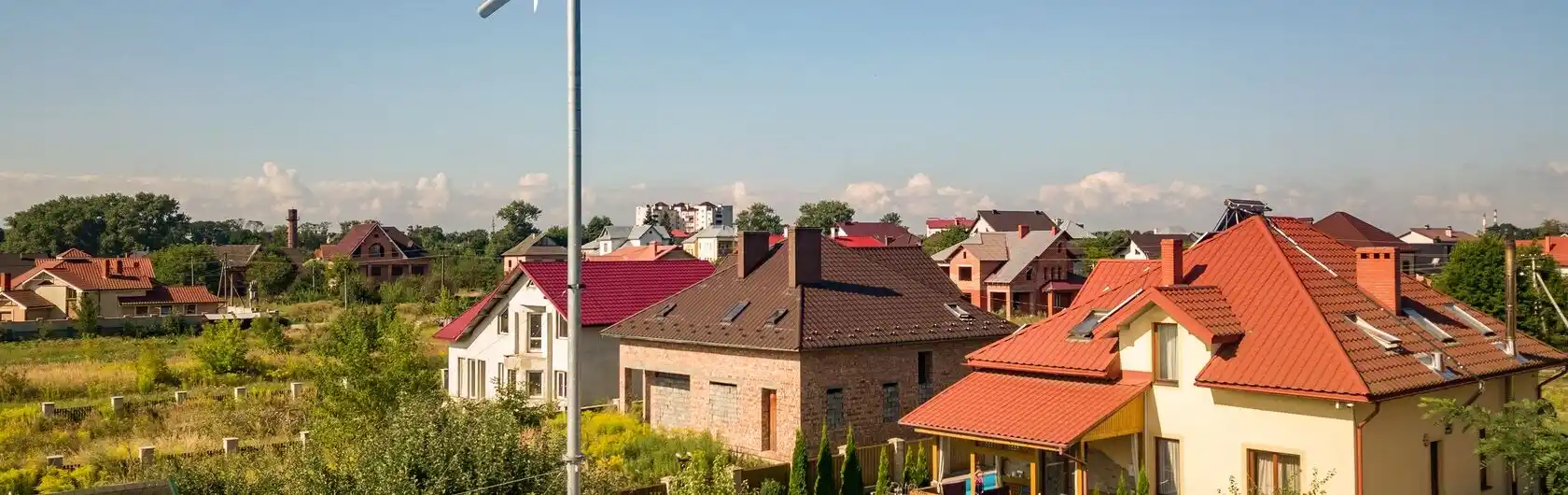 Das Bild zeigt eine Siedlung welche mit Ökostrom durch Kleinwindanlagen betrieben wird.