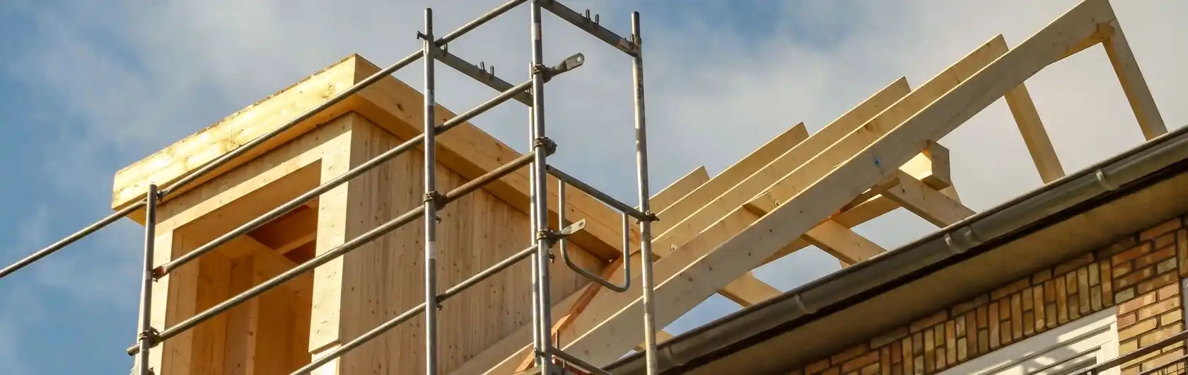 Ein Altbau wird und einen Erker erweitert.