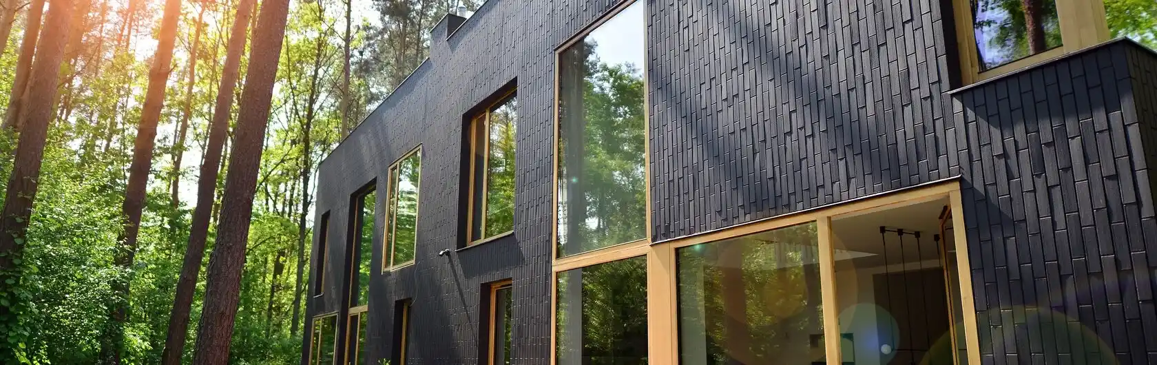 Modernes Haus im Wald.