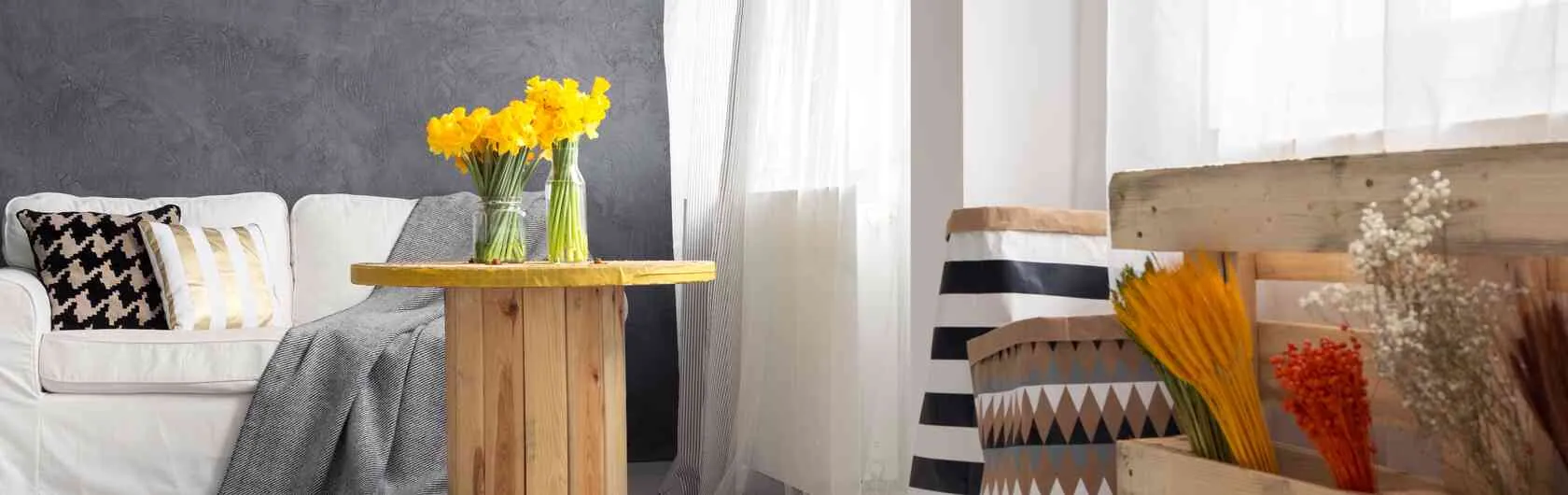 Ein Wohnzimmer, welches mit nachhaltigen Möbeln eingerichtet wurde.