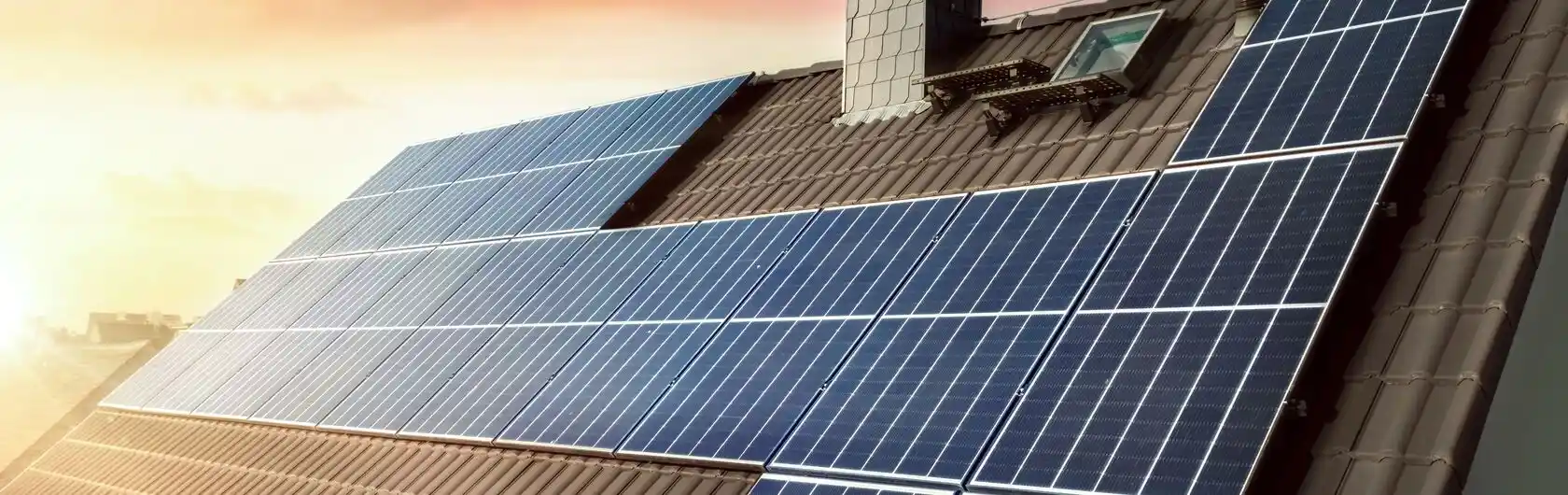 Eine Nahaufnahme eines Daches auf dem mehrere Solaranlagen angebracht sind.