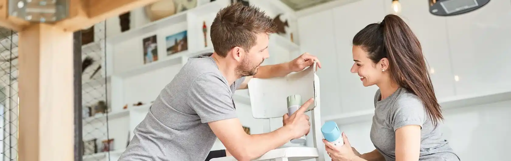 Ein Pärchen beim Handwerken.